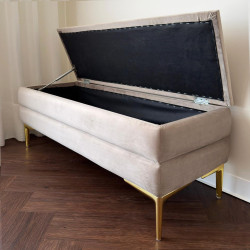 Pufa tapicerowana nowoczesna w pasy BEŻ MV ze schowkiem nóżki złote